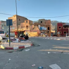 Menschen in Amizmiz schlafen im Freien, aus Angst vor einstürzenden Häusern. Marokko: Die Stadt Amizmiz ist betroffen.