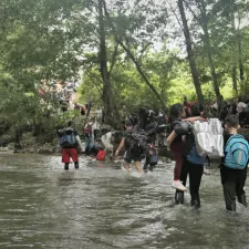 Geflüchtete durchqueren den Darién-Dschungel