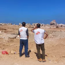 Derna im Osten Libyens ist massiv von den Überschwemmungen betroffen. Zwei Menschen in Ärzte ohne Grenzen Shirt blicken auf Derna