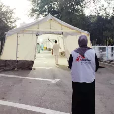 Erdbeben Herat: Mitarbeitende Ärzte ohne Grenzen vor medizinischem Zelt