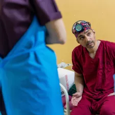 Dr. Shahzid Majeed spricht mit Kolleg*innen