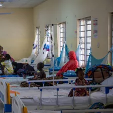 Nigeria: Zwei unserer Mitarbeiter bei der Untersuchungen von Diphtherie-Patient*innen