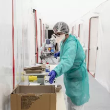 Eine Krankenschwester bereitet Covid-19 Tests vor