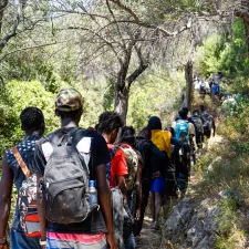 Unter den Ankommenden auf den griechischen Inseln gibt es einen großen Bedarf an humanitärer Hilfe. Ankommende laufen auf einem steinigen Weg auf Samos