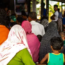 Eine Gruppe Rohingya wartet in Kyein Ni Pin, Myanmar vor einer mobilen Klinik