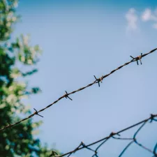 Grenzzaun an der EU-Außengrenze: Rückführungsverbesserungsgesetz: Humanitäre Hilfe droht weiterhin kriminalisiert zu werden.