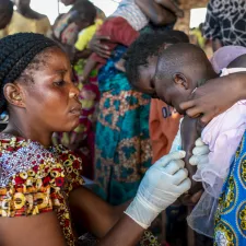Medizinische Nothilfe Afrika: Krankenschwester impft Kleinkind