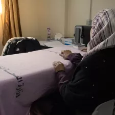 Frau wartet im Sprechzimmer