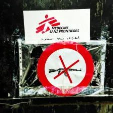 In unseren Einrichtungen ist der Zugang nur ohne Waffen erlaubt. Unser Logo und Schild “Keine Waffen erlaubt” Sicherheit im Projekt
