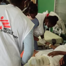 Krankenschwestern & -Pfleger prüfen intravenösen Zugang Krankenschwestern & -Pfleger prüfen intravenösen Zugang