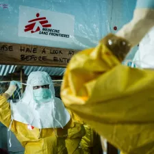 Monrovia: Eine Mitarbeiterin zieht sich ihre Schutzkleidung an, bevor sie auf die Ebola-Station geht. Mitarbeiterin im Ebola-Einsatz in Schutzkleidung