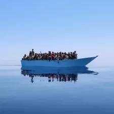 Unsere Teams führen die erste Rettungsaktion des Tages durch: ein Boot in Seenot mit 93 Menschen an Bord Ein mit Menschen überladenes Schiff in Seenot