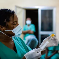 Pflegerin Oumou Bah bereitet ein Fläschen mit Diptherie-Antitoxin vor Pflegerin Oumou Bah bereitet ein Fläschen mit Diptherie-Antitoxin vor