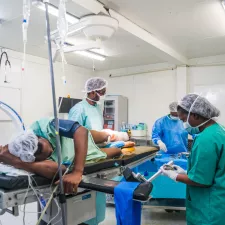 Ein Patient wird im Operationssaal behandelt.