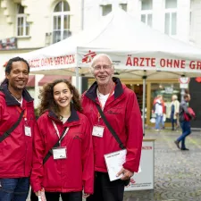 Mitarbeit bei Ärzte ohne Grenzen: Fundraiser*innen vor Stand. Mitarbeit bei Ärzte ohne Grenzen: Fundraiser*innen vor Stand.