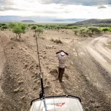 Ein Team von uns unterwegs in Kenia, um für eine bessere Versorgung bei Schlangenbissen zu sorgen. Auto und Mitarbeiter von Ärzte ohne Grenzen - Bewerbung