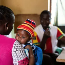 Mit Ihrer Spende können Sie unsere weltweite Hilfe in mehr als 70 Ländern mitfinanzieren, beispielsweise in der Zentralafrikanischen Republik, wo wir versuchen, Masern-Epidemien einzudämmen. Mutter und Baby in medizinischem Zentrum