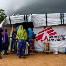 Frauen im Vertriebenenlager in Anka, Sudan, warten auf ihre Behandlung in unserer mobilen Klinik Frauen warten vor mobiler Klinik