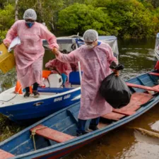 Medizinisches Personal erreicht mit kleinen Booten Ufer des Mirini See in Brasilien, um dort Menschen zu untersuchen