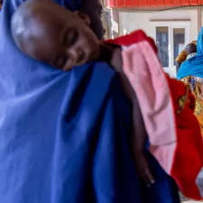 Mütter mit ihren Kindern kommen zur Nachkontrolle