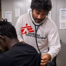 Unser Arzt Juan Pablo während einer der medizinischen Konsultationen an Bord der Ocean Viking. Mitarbeiter hört Patient mit Stethoskop ab