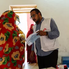 Ahmed Ibrahim im  Gespräch mit einer Patientin
