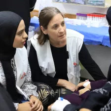 Zwei Mitarbeiterinnen im Gespräch mit Patientin