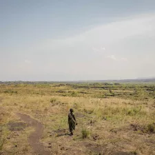Einzelne Person steht in weiter Steppe