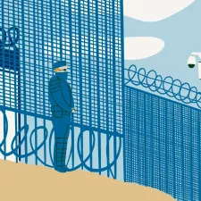 Uniformierter Mann steht vor einem Stacheldrahtzaun