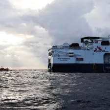 Das Rettungsschiff Geo Barents von Ärzte ohne Grenzen auf dem Mittelmeer
