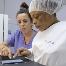 Mitarbeiterinnen benutzen die App Antibiogo 