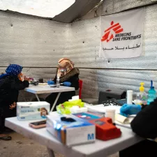 Eine Mitarbeiterin unseres mobilen Teams spricht mit einer Patientin im einem Camp für Vertriebene in Sarmada, im Norden der Region Idlib. Gespräch zwischen Patientin und Mitarbeiterin