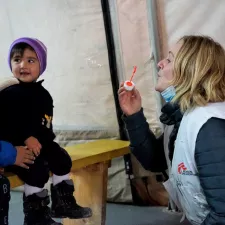 Katrin Glatz Brubakk spielt mit Kindern 