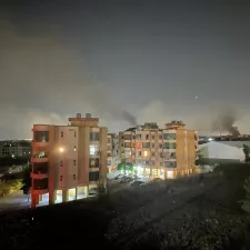 Über einem Wohngebiet steigen Rauchschwaden auf.
