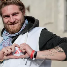 Mitarbeiter von Ärzte ohne Grenzen formt Herz mit seinen Händen