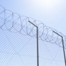 Das neue Zentrum auf Samos, 5 km von Vathy entfernt, ist größtenteils fertig, aber noch im Bau. Es soll bis zu 3.000 Menschen aufnehmen, wobei 2.100 einen „kontrollierten Zugang“ haben und 900 in Gewahrsam auf ihre Rückführung in die Türkei warten. Bewohner bezeichnen es als Freiluftgefängnis.