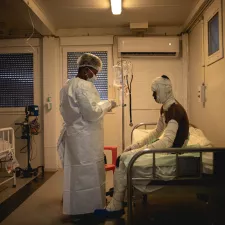 Patient wird in unserem Krankenhaus in Tabarre, Port-au-Prince, aufgrund schwerer Verbrennungen behandelt
