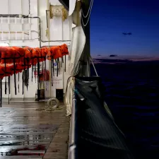 Deck des Seenotrettungsschiffs Geo Barents von Ärzte ohne Grenzen 