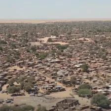 Eine Luftaufnahme des Samsam-Camps in Nord-Darfur