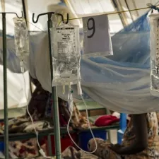 Eine Reihe von Betten in der Kinderstation des Cholera-Behandlungszentrums in Assosa .