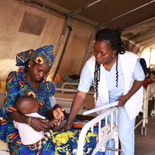 Mitarbeiter von Ärzte ohne Grenzen messen die Vitalwerte von Nura, dem Kind von Zainab, im therapeutischen Behandlungszentrum für mangelernährte Kinder Kofar Suari in Katsina im Bundesstaat Katsina.