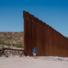 Mauer USA Mexiko Freiwilliger inspiziert Grenzanlagen