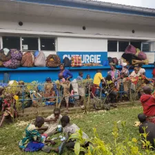Schutzsuchende sitzen vor einem Krankenhaus, in Nord-Kivu  in der DR Kongo.