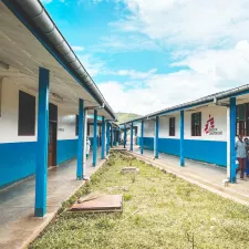 Gebiet Masisi: Zwei Personen laufen durch Gänge von Gesundheitszentrum