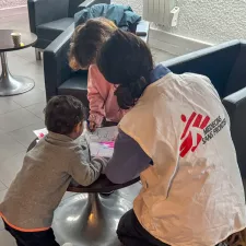 Kinderbetreuung in einer von Ärzte ohne Grenzen bereitgestellten Notunterkunft.
