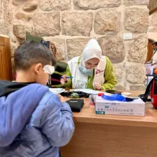 Kind vor Sprechstunden-Schreibtisch, Hebron