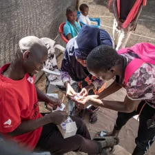 Mosambik: In Muepane beraten unsere Teams zu Vernachlässigten Tropenkrankheiten. Aufklärungsteams beraten Menschen zu Vernachlässigten Tropenkrankheiten.
