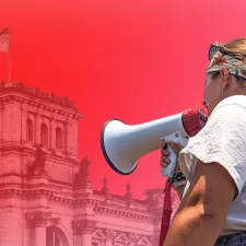 Hintergrund Reichstagsgebäude Vordergrund Frau mit Mikro