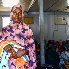 Sudan Mutter hält ihr Baby in ihren Armen