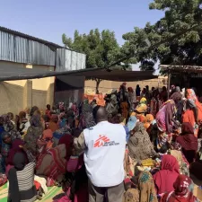 Sudan: Mütter und Kinder warten in Gesundheitszentrum im Samsam-Camp.